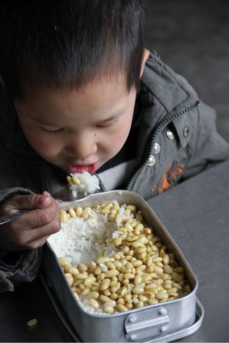 說明: http://www.s9970.cn/UploadFile/images/news/2011/xueshengzaichihuangdoufan.jpg